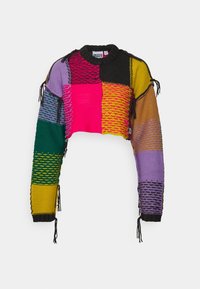 Kleurrijke cropped sweater met patchwork ontwerp in paars, roze, groen, geel en zwart. Gebreide textuur met een touwaccent op de mouwen.