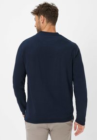 Dunkelblaues Sweatshirt aus Baumwolle mit langen Ärmeln, geripptem Kragen und Bündchen, einfarbigem Design und geradem Saum.