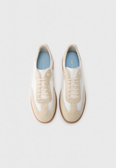 Λευκά και μπεζ sneakers από σουέτ και δέρμα, με κορδόνια, περφοραρισμένες πλευρές και φωτεινά μπλε πάτους.