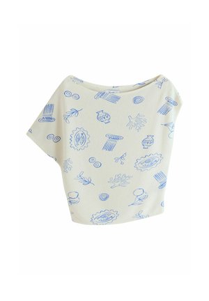 Gesichtsmaske aus cremefarbenem Stoff mit blauen abstrakten Skizzen von Pflanzen, Keramik und architektonischen Elementen, flach auf weißem Hintergrund dargestellt.