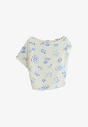 Gesichtsmaske aus cremefarbenem Stoff mit blauen abstrakten Skizzen von Pflanzen, Keramik und architektonischen Elementen, flach auf weißem Hintergrund dargestellt.