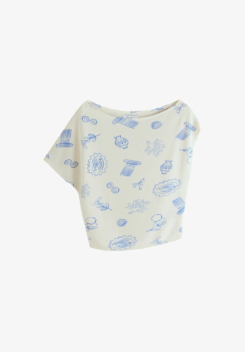 Kremowa maska na twarz z tkaniny z niebieskimi abstrakcyjnymi szkicami roślin, ceramiki i elementów architektonicznych, przedstawiona na płasko na białym tle.