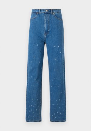 Jeans de mezclilla azul de pierna recta con detalles desgastados, que cuentan con una cintura alta, cinco bolsillos y un cierre clásico de botón y cremallera.