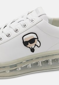 KARL LAGERFELD KAPRI  biały