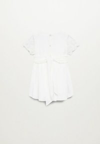 Vit klänning med korta spetsärmar, knappstängning bak och knytning i midjan. Kjolen har en utfälld design och slät textur.