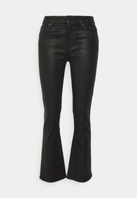 Jeans acampanados negros hechos de una tela de mezclilla elástica y suave. Cuentan con un cierre de botón, cinco bolsillos y detalles de costura sutiles.