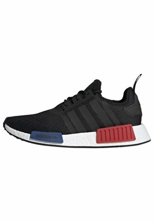 Czarny sneaker Adidas NMD z białą podeszwą, niebiesko-czerwonymi akcentami na śródpodeszwie i trzema czarnymi paskami z boku.