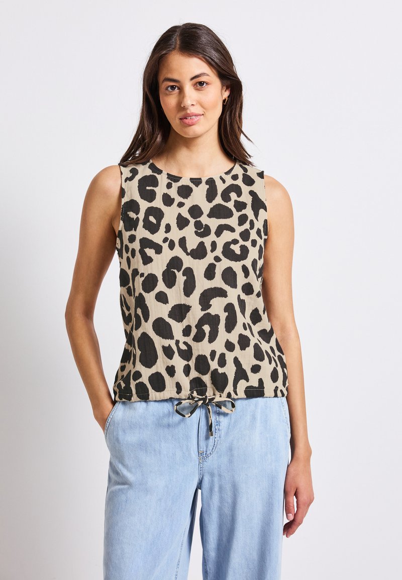 Top sans manches beige avec imprimé léopard noir, doté d'un col rond et d'un cordon de serrage à l'ourlet. Texture douce, coupe décontractée.