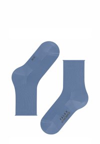 Niebieskie bawełniane skarpetki o gładkiej fakturze, z wzmocnionymi piętami i palcami, oznaczone napisem "FALKE ACTIVE BREEZE" na spodzie.