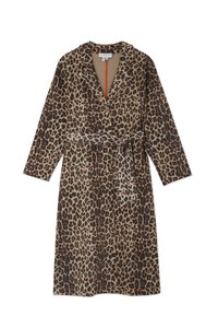 Leopardmønstret morgenkåpe med krage, lange ermer og knyttet midjebånd; har en blanding av brune, svarte og brune farger med en myk tekstur.