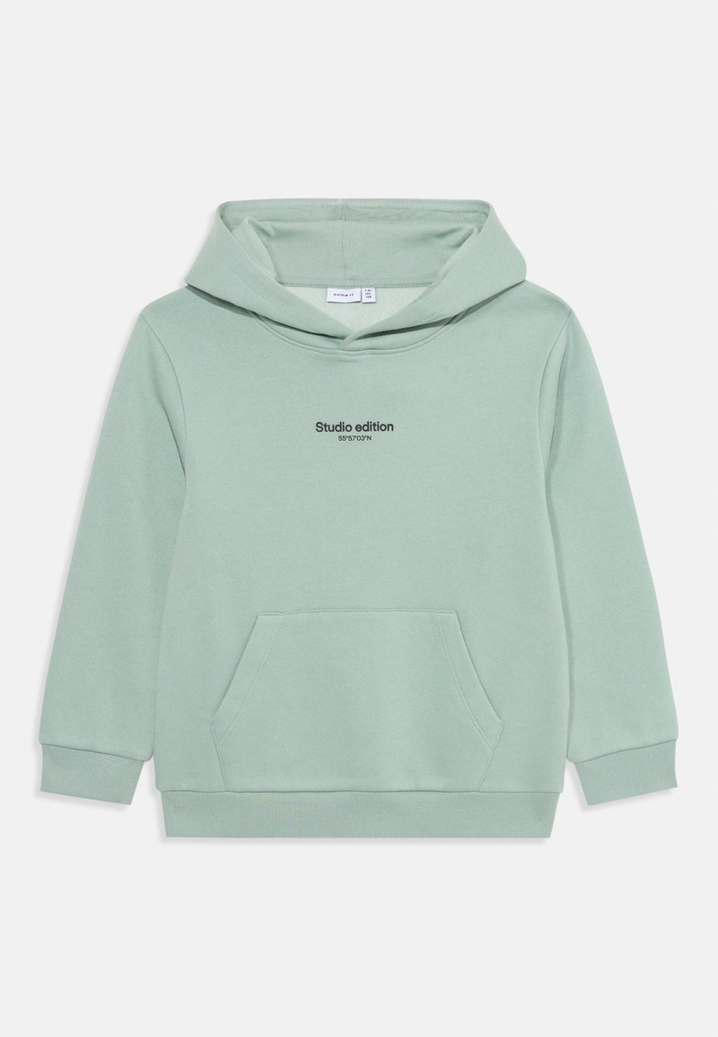 Felpa verde menta con tasca a marsupio, cappuccio con cordoncino e scritta frontale "Edizione studio". Materiale in cotone morbido, polsini e orlo ribattuti.