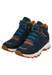 Zapatillas deportivas altas en azul marino y marrón con cordones azules, paneles texturizados, suelas de goma y una media suela blanca, con la marca "Pepe Jeans".