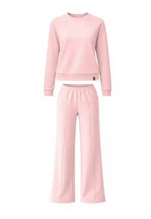 Világos rózsaszín hosszú ujjú, kerek nyakú pulóver, melyhez magas derekú, széles szárú nadrág tartozik, rugalmas derékpánttal.