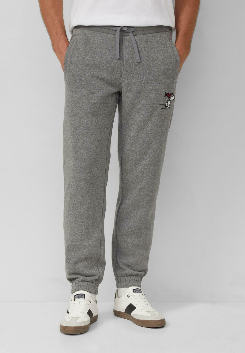 Grijze sweatpants in een zachte textuur, met een elastische tailleband met een trekkoord en een klein geborduurd figuurtje aan de zijkant.
