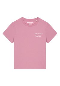 Rosa Baumwoll-T-Shirt mit kurzen Ärmeln, auf der Vorderseite mit dem Text "WIR KÖNNEN JA FREUNDE BLEIBEN" in Weiß bedruckt. Klassischer Rundhalsausschnitt.