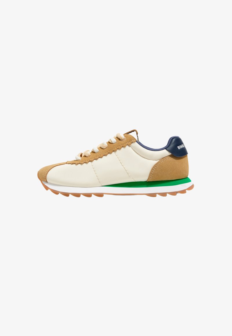 Zapatillas con parte superior de cuero crema y acentos de gamuza marrón, media suela de goma verde, suela marrón y cordones blancos. Costuras detalladas visibles.