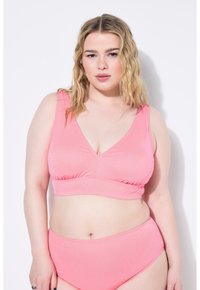 Růžový bavlněný bralet s hlubokým výstřihem ve tvaru V a širokými ramínky, s nařaseným pásem a odpovídajícími bikinovými kalhotkami s vysokým pasem.