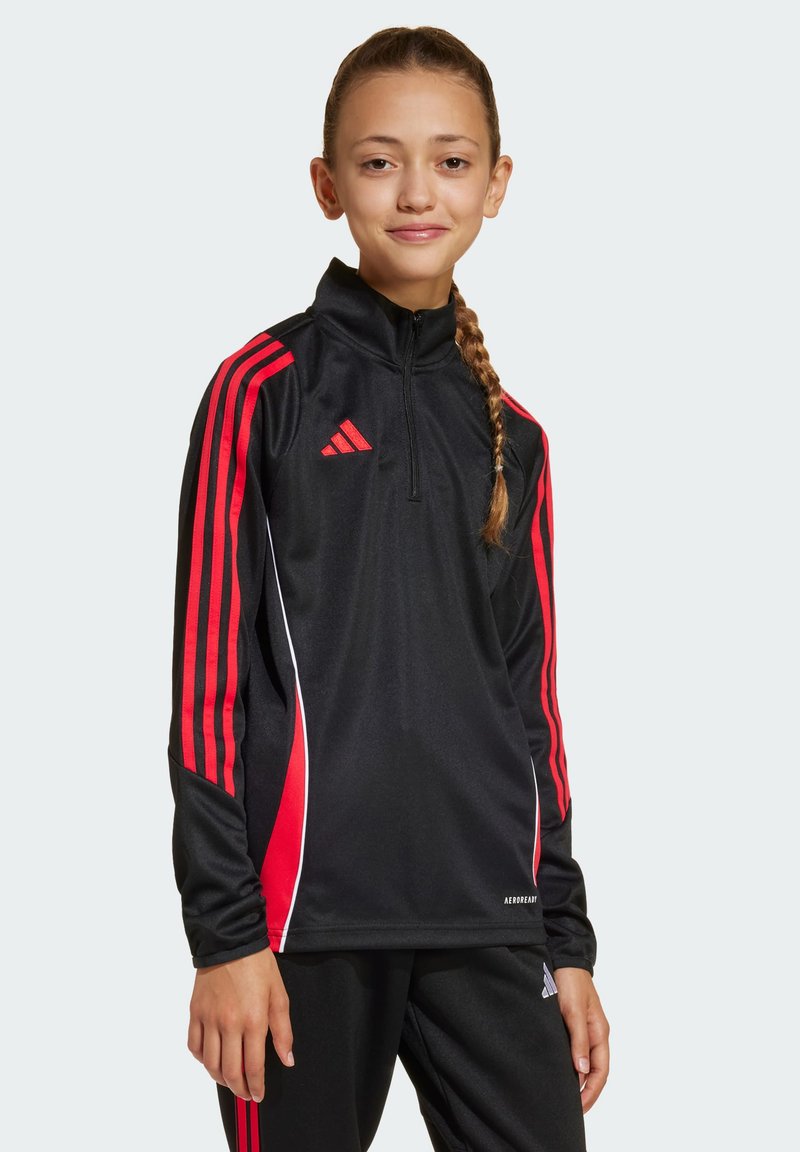 Schwarze Sportjacke mit roten Streifen, Reißverschlusskragen und weißen Akzenten. Mit Logo auf der Brust und dem Text "AEROREADY" in der Nähe des Saums.