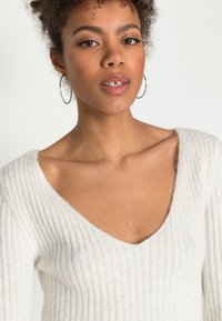 Weekday PAOLINA V NECK - Camisola - white dusty light