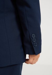 Marineblå dressjakke med ermer som har en glatt tekstur, tre mørke knapper og en skreddersydd passform, som fremhever rene linjer og kvalitetsstoff.