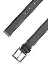 Zwarte leren riem met een zilverkleurige metalen gesp, voorzien van stiksels in rood en marineblauw, en verstelbare gaatjes langs de band.