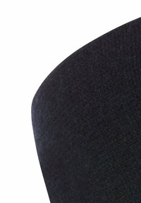 Gebogen zwart viltoppervlak met een zachte, gematteerde afwerking, met een naadloze rand en een soepele overgang in vorm.