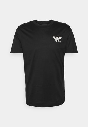 Musta, lyhythihainen puuvillainen T-paita, jossa pyöreä kaula-aukko. Vasemmassa rinnassa valkoinen "V EA" -logo. Sileä pinta.