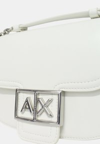 Borsa in pelle sintetica bianca con un design strutturato, caratterizzata da una chiusura in metallo argentato stampata con "AX" e dettagli di cucitura raffinati.