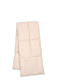 Lyserød dyne med en quilted design, der har en glat tekstur og en lille lomme på den ene side.