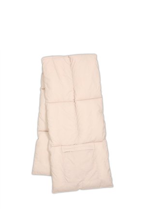 Lyserød dyne med en quilted design, der har en glat tekstur og en lille lomme på den ene side.
