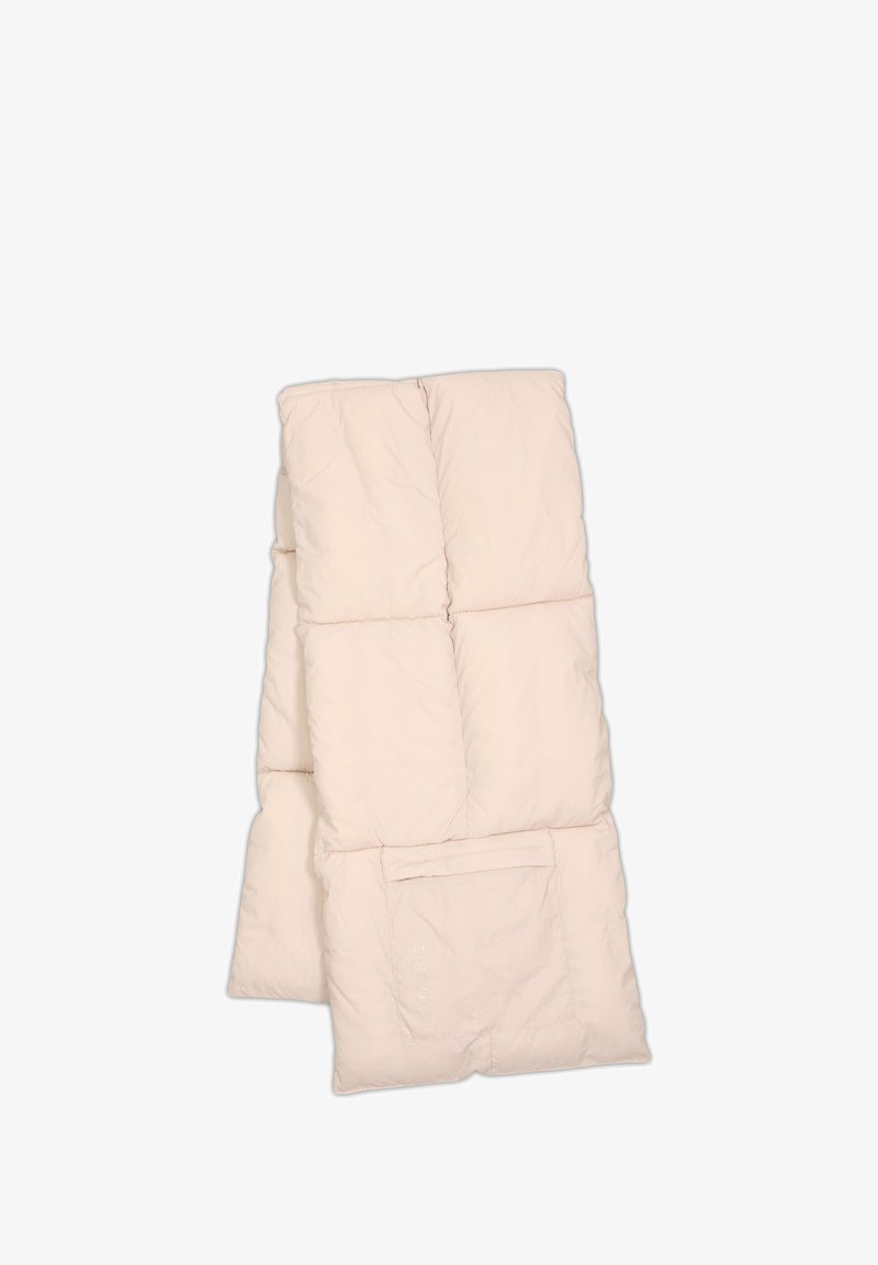 Lyserød dyne med en quilted design, der har en glat tekstur og en lille lomme på den ene side.