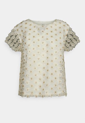Blusa blanca de manga corta con apliques florales tridimensionales y centros dorados que cubren el frente y las mangas.