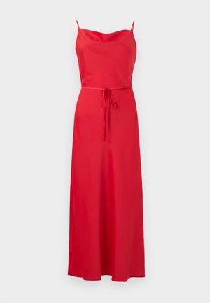Robe maxi rouge sans manches avec fines bretelles, encolure drapée et ceinture assortie à nouer à la taille sur un fond clair.