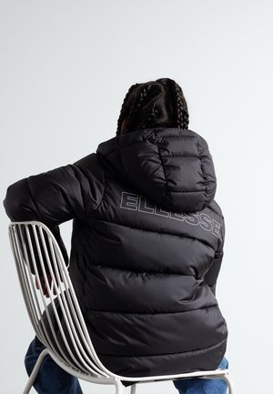 Czarna puchowa kurtka z kapturem, z połyskującym wykończeniem, poziomym pikowaniem oraz napisem "ELLESSE" w białym kolorze na plecach.