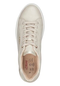 Beige Sneaker mit einer glatten Oberseite, strukturierten Schnürsenkeln und runder Zehenpartie. Mit goldenen Akzenten und einer weichen, gepolsterten Innensohle.