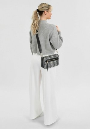 DKNY, BRYANT AVE UMHÄNGETASCHE 22 CM - Sac bandoulière - bk logog-bk