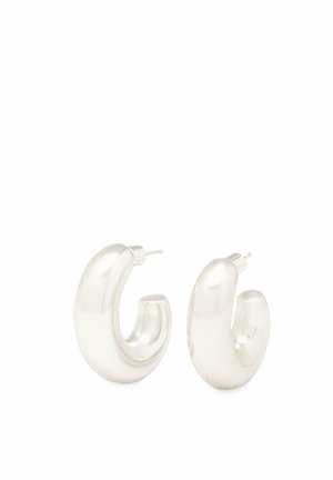 Boucles d'oreilles en argent avec un design curviligne et sculptural ; surface brillante et lisse ; fermoirs à tige sécurisés ; forme moderne et élégante.