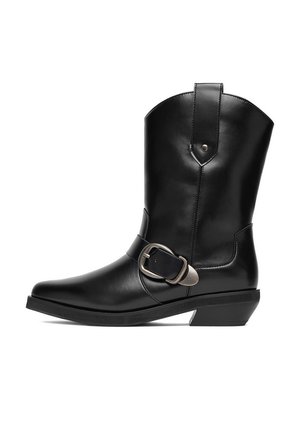 Schwarzer Lederstiefel bis zur Mitte der Wade mit silbernem Schnallenriemen, rundem Zehenbereich, niedrigem, schrägem Absatz und Zuglasche vor weißem Hintergrund.