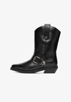 Schwarzer Lederstiefel bis zur Mitte der Wade mit silbernem Schnallenriemen, rundem Zehenbereich, niedrigem, schrägem Absatz und Zuglasche vor weißem Hintergrund.