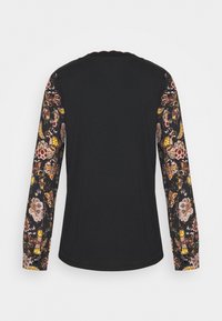 Langärmliges schwarzes Oberteil mit lebhaftem Blumenmuster auf den Ärmeln, kontrastierenden Texturen und einem gewellten Kragendetail.