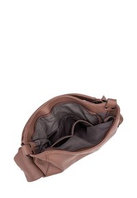 Borsa a tracolla in pelle marrone con una superficie texturizzata, dotata di più scomparti e chiusura con zip, che mostra un interno in tessuto scuro.