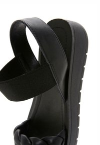 Derimod Sandali con plateau - black