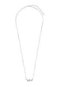 Srebrny naszyjnik z motylkiem z trzema szczegółowymi charmsami w kształcie motyli, każdy zdobiony przezroczystymi akcentami, na delikatnym łańcuszku z regulowanym zapięciem.