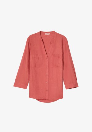 Camicia a maniche lunghe di colore corallo con scollo a V, due tasche sul petto, chiusura a bottoni e orlo curvo. Realizzata in tessuto leggero e testurizzato.