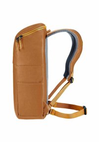 Zaino marrone con tasca superiore con doppia zip, spallacci in rete grigia imbottita e cinture regolabili per il petto e la vita su sfondo bianco.