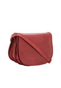 Borsa a tracolla rossa in pelle con chiusura a patta, forma curvata e tracolla regolabile. Texture liscia con cuciture a contrasto.