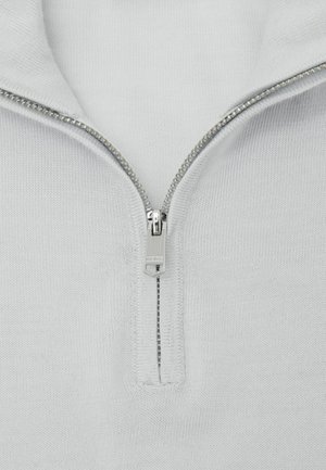 Ljusgrå stickad pullover med en kvartslång dragkedja, med en slät yta och dragkedja i metall.