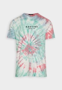 Koszulka z krótkim rękawem w wzór tie-dye w odcieniach jasnoniebieskim, zielonym i czerwonym. Czarny napis "KAOTIKO SINCE 1999" na środku z przodu. Miękka tkanina.