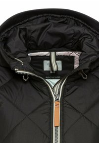 Schwarze steppjacke mit hohem Kragen, ausgestattet mit einem Reißverschluss, grauer Innenausstattung und Kontrastnähten. Hergestellt aus recycelten Materialien.