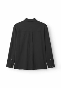 Cămașă neagră cu mânecă lungă, dintr-un material texturat, cu guler și manșete cu nasturi. Are un design cu plisă la spate și o margine dreaptă.